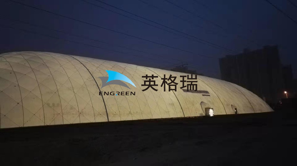 全封閉式的環(huán)保倉儲系統(tǒng)，在對露天煤場進行封閉處理時，能做到對煤炭揚塵隔離